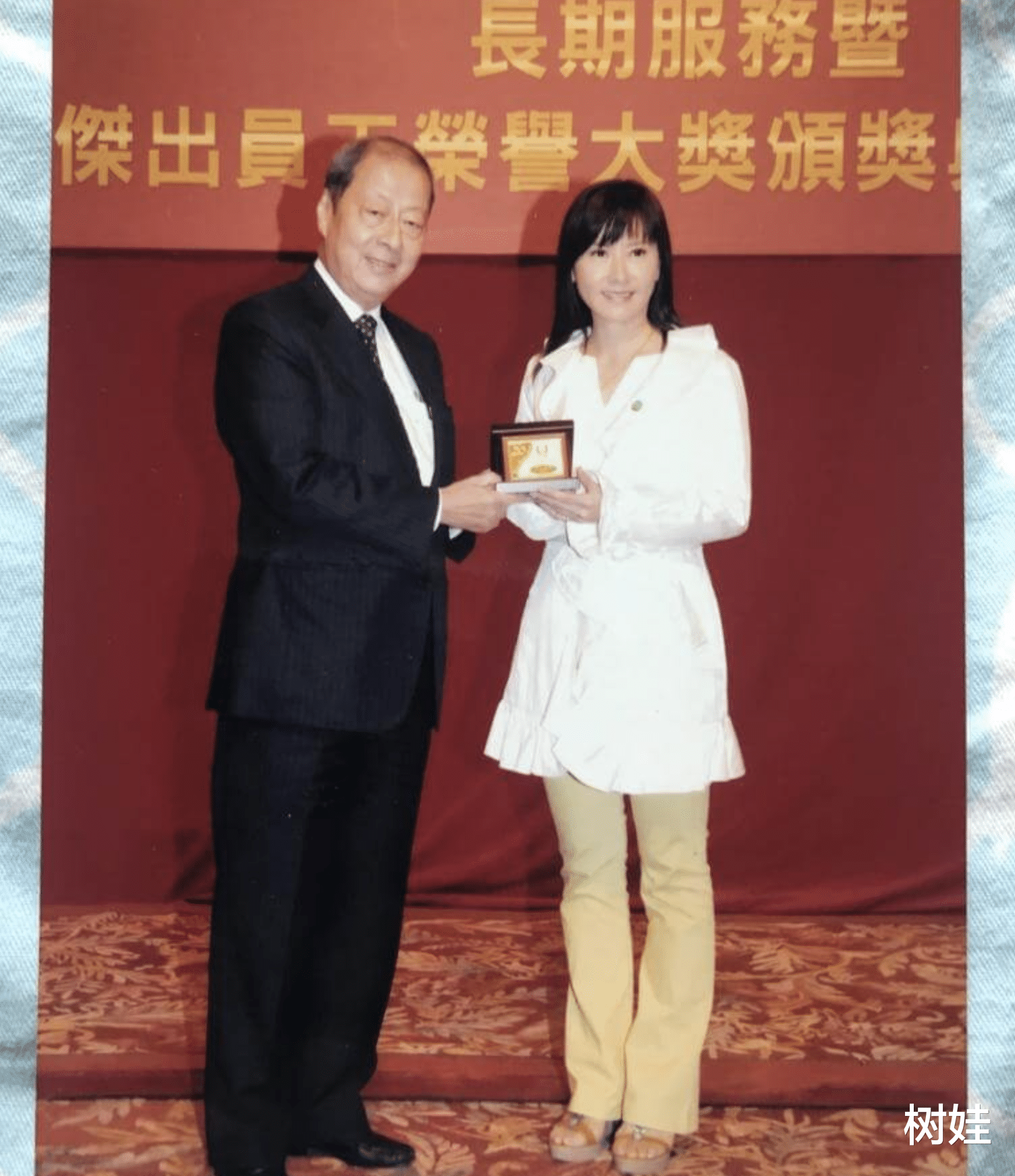 祝文君|TVB艺人祝文君低调出殡，女儿捧遗照神情哀伤，好友安德尊感痛心