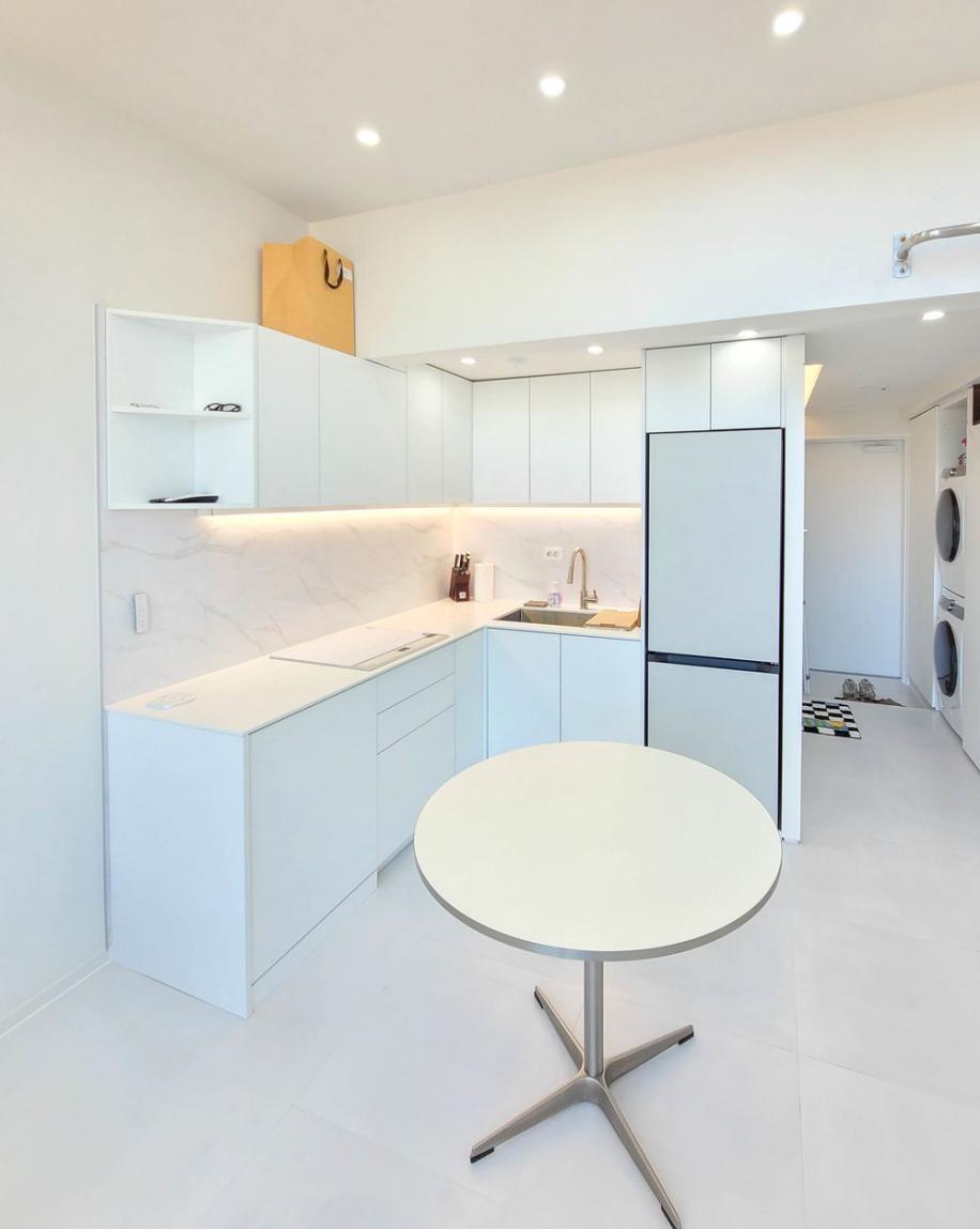 50㎡跃层公寓，装修“简”过头了！全屋刷大白墙，悬空书房很过瘾