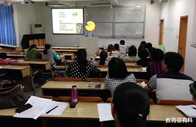 教师|大学教师朋友圈发布不当言论,校方解聘,网友:怎么当上老师的?