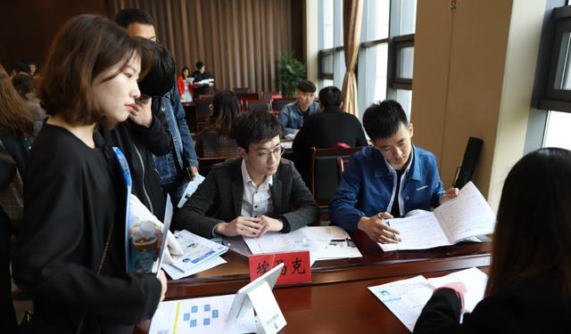 大学|考出去容易回来难，名校硕士回乡3个月工作处处碰壁，无奈卖烤鸭