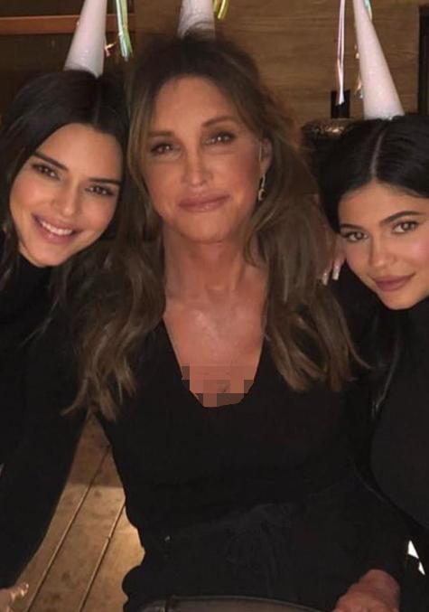 肯达尔·詹娜|肯达尔詹娜与父亲久违同框，和变姓老爸一起上街，72岁太有女人味