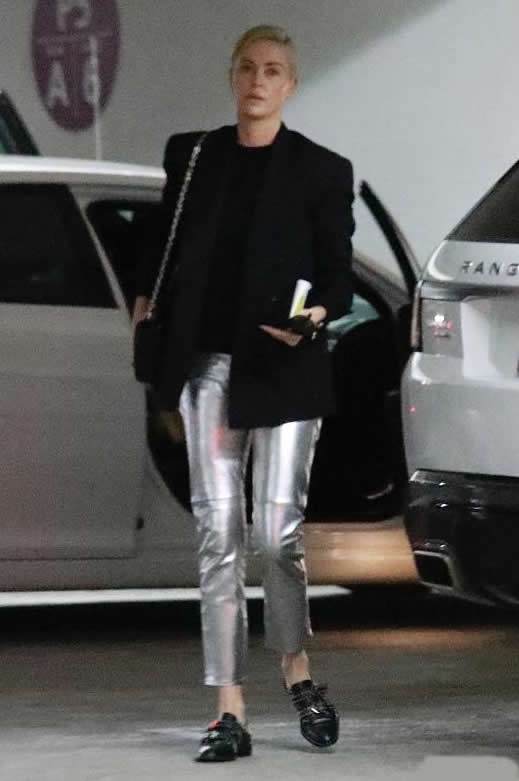 查理兹塞隆女神穿紫色礼服裙优雅大气不失甜美，45岁依然很年轻