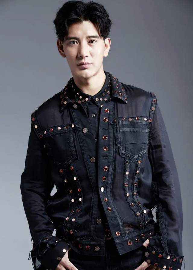 蒲巴甲|蒲巴甲疑隐婚生子!曾向小9岁女星求婚后分手,藏族过圣诞节遭骂