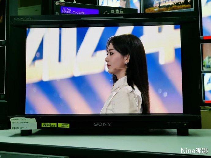 赵丽颖|赵丽颖登上三农人物榜单!穿白衬衫阔腿裤变女企业家,太正能量被众网友追捧