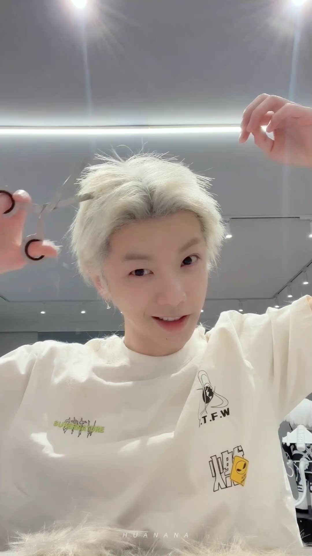 华晨宇|华晨宇发布剪发vlog，手法狂野随意，最后成品帅得让人惊呼！