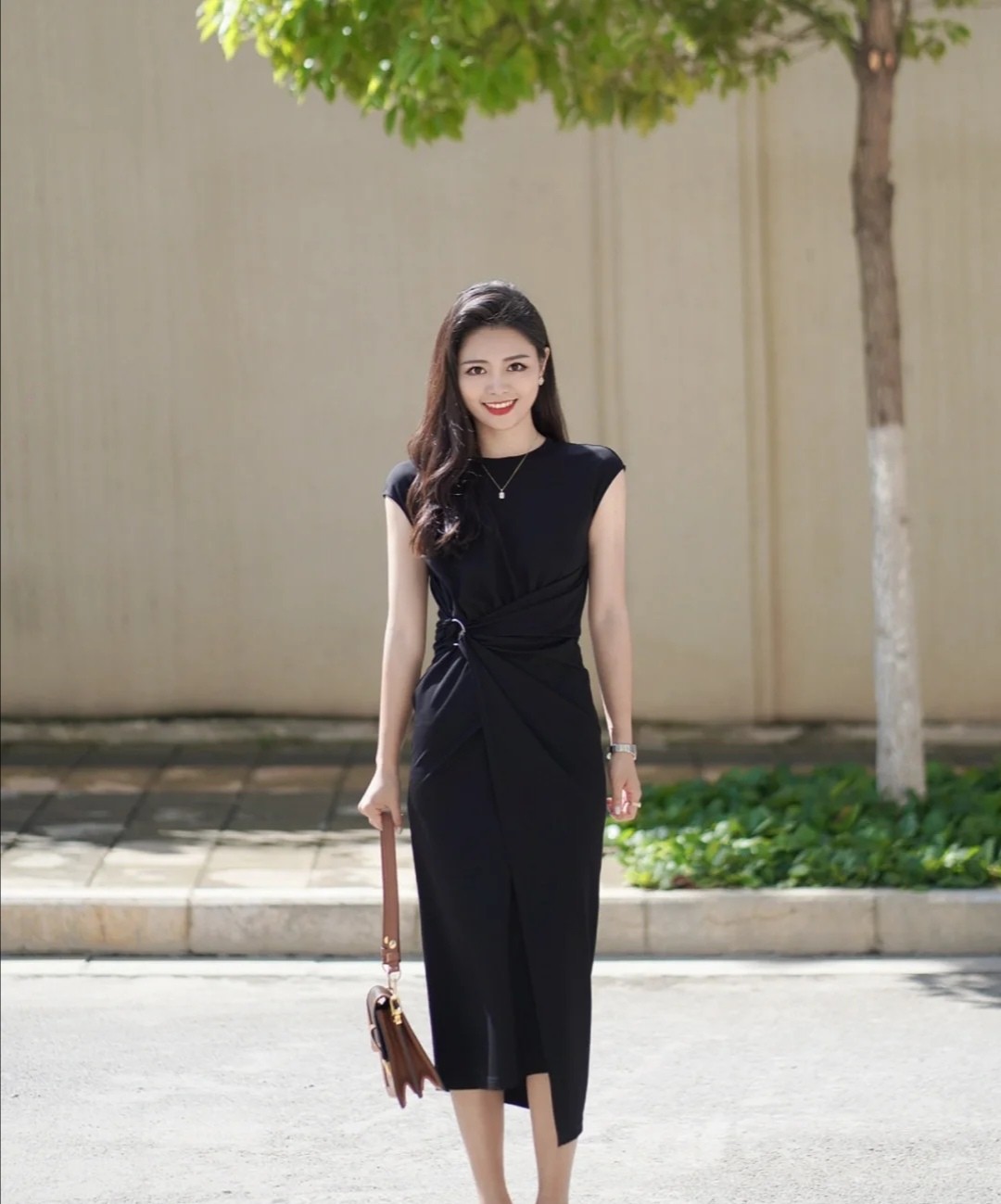 夏天别总穿“T恤”！学学潮人的时尚感穿搭，洋气优雅又减龄