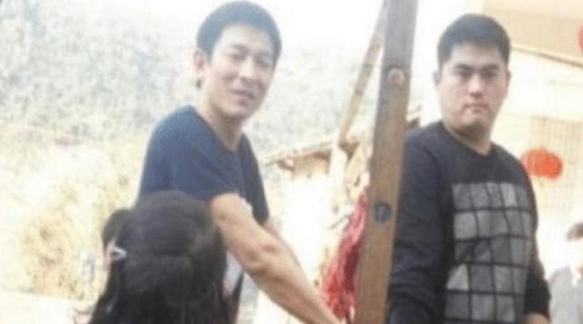 徐凤年|成龙回老家，周润发回老家，刘德华回老家，网友：这差距大