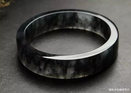 |自古翡翠都是“以绿为贵”,那么绿色的翡翠就比其他颜色的好吗?