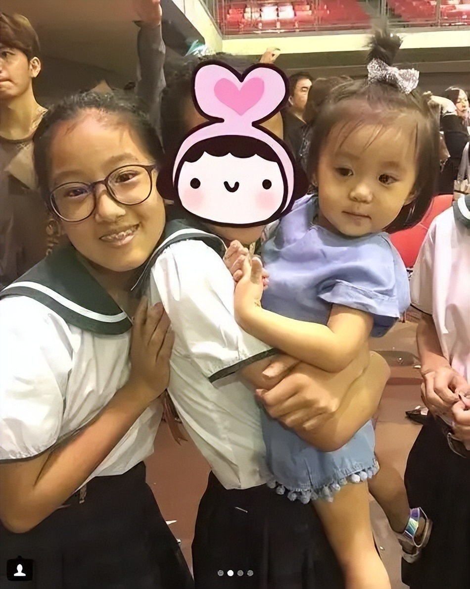 贾静雯|贾静雯16岁大女儿晒美照！染黄发小露美背显成熟，高颜值被赞逆袭