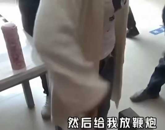 浙江杭州,一男子在工地干活突然内急,就站在墙角小解