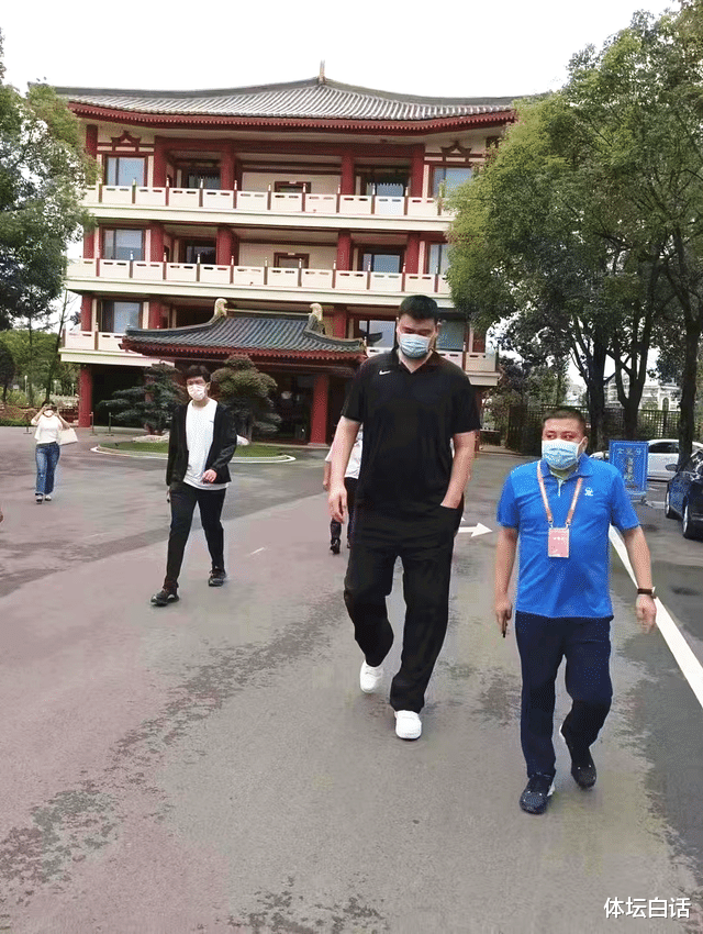 姚明 42岁姚明健康引担忧！亮相球赛体重至400斤，衣着宽松赘肉藏不住
