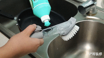 碗筷油腻又难洗？教你2招，不脏手照样洗干净，比洗碗机还好用