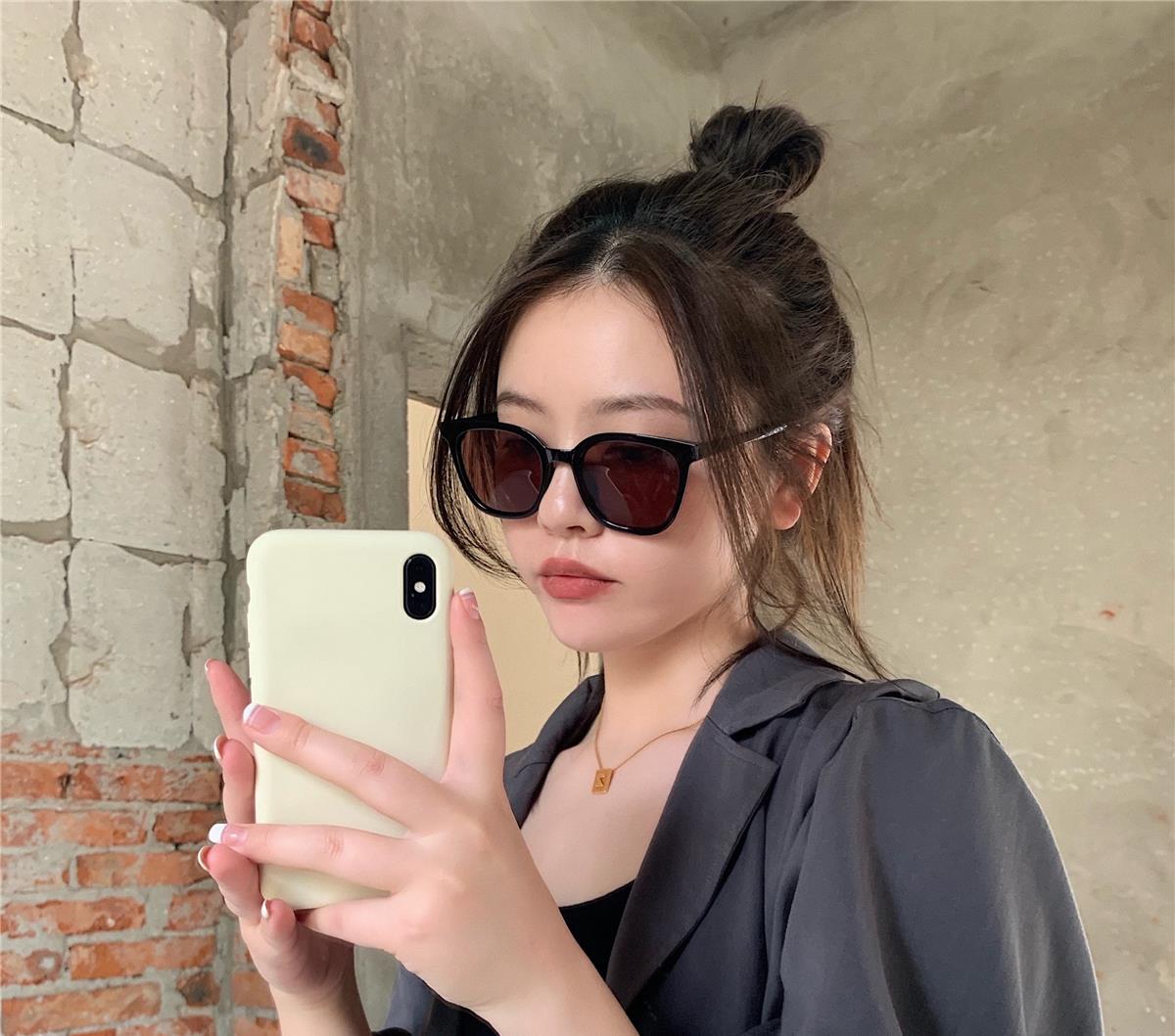 娇韵诗 夏天的墨镜可别胡乱戴，三种方法“看脸型选墨镜”，脸小时髦又酷