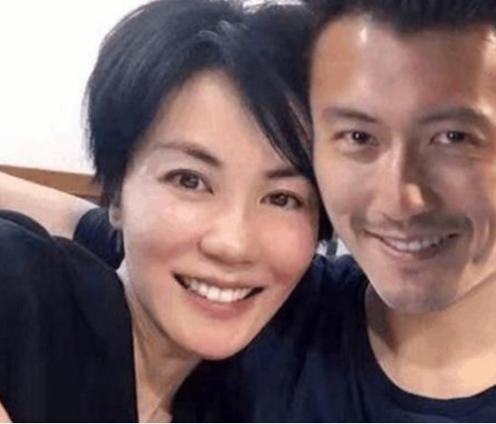 王菲|王菲街边捂嘴大哭被拍!紧皱眉头表情痛苦,披头散发走路需人搀扶