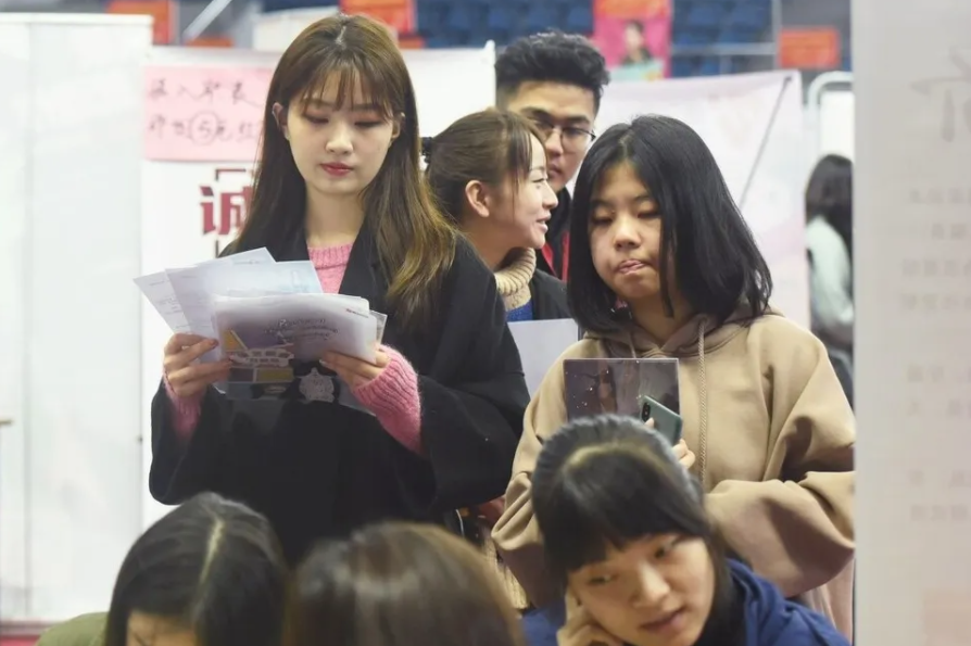 大学生|又一国企公开招聘500余岗位,前景广阔待遇佳,研究生报考更吃香