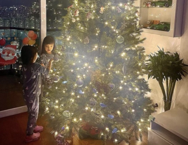 熊黛林|熊黛林晒女儿扫地感动哭,姐俩穿衣风格大不同,老大淑女老二俏皮