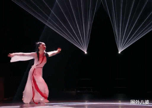 幻灭|碾压内娱的“国宝级绝世舞姬”,上综艺后一秒幻灭,网友:头先着地的仙女