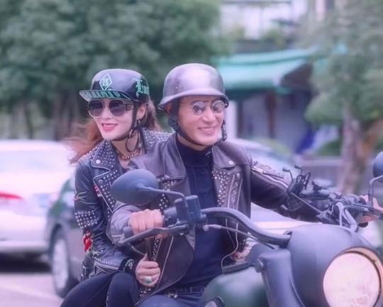 张敏|蒲巴甲和张敏骑车兜风，虽然张敏退圈多年，但仍然宛如少女般娇嫩