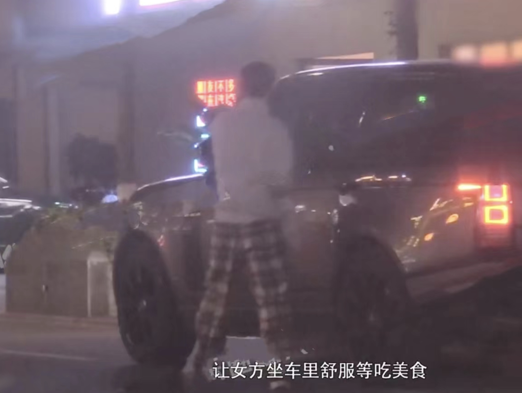 杨玏|杨玏载王玉雯现身横店，深夜为女友买美食，恋情曝光一周年感情稳定