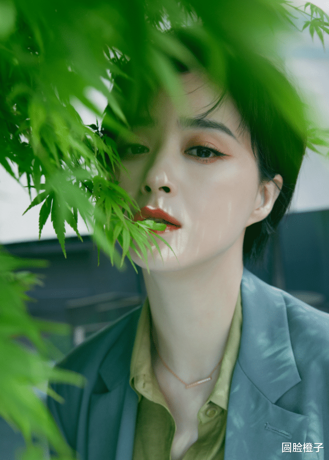 穿衣搭配|蒋欣穿绿色西装太美了,一头短发干净利落,浓眉大眼气质超好