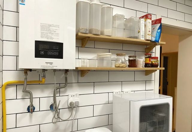 32岁阿姨的穷装新房火了，大白墙不吊顶，软装的力量实在是太强大