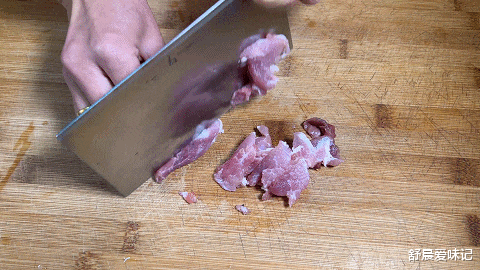 豆角炒肉丁，豆角颜色鲜亮，肉丁焦香入味，清爽开胃，好吃超下饭