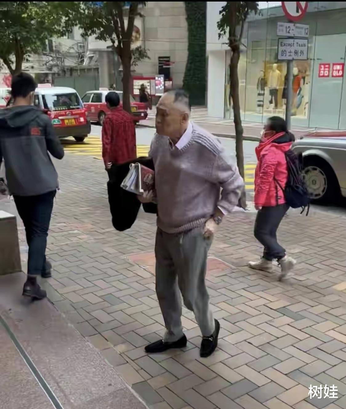 劳斯|85岁赵世曾罕见露脸,独自逛街无保镖相伴,闹市中不戴口罩很随性