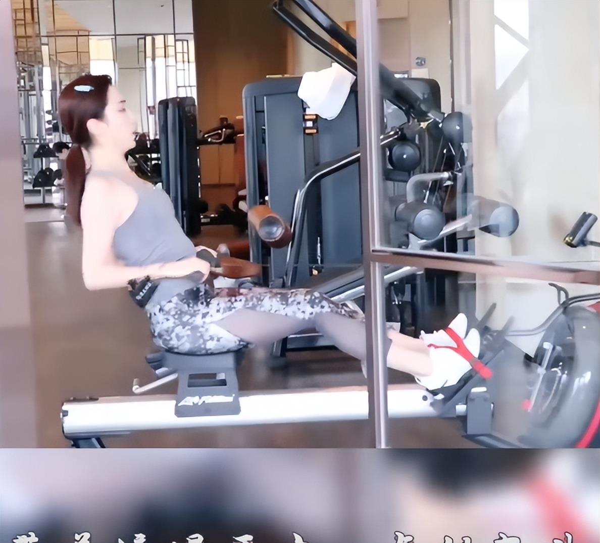 李思思|央视李思思抓杠悬垂前进！穿紧身衣无一丝赘肉，手臂纤细满脸轻松