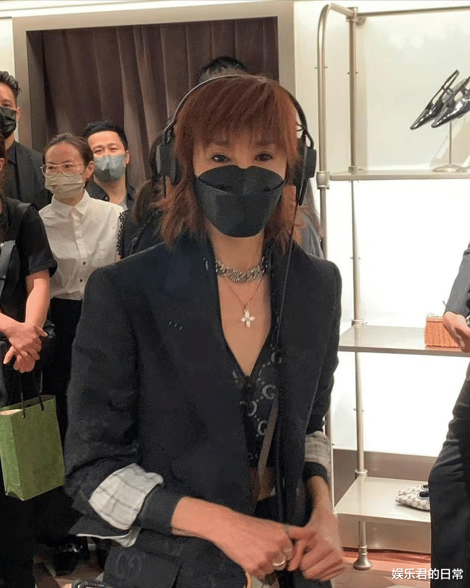 张曼玉|57岁张曼玉罕见现身！在香港商场打碟遭围观，背两万元包露蚂蚁腰