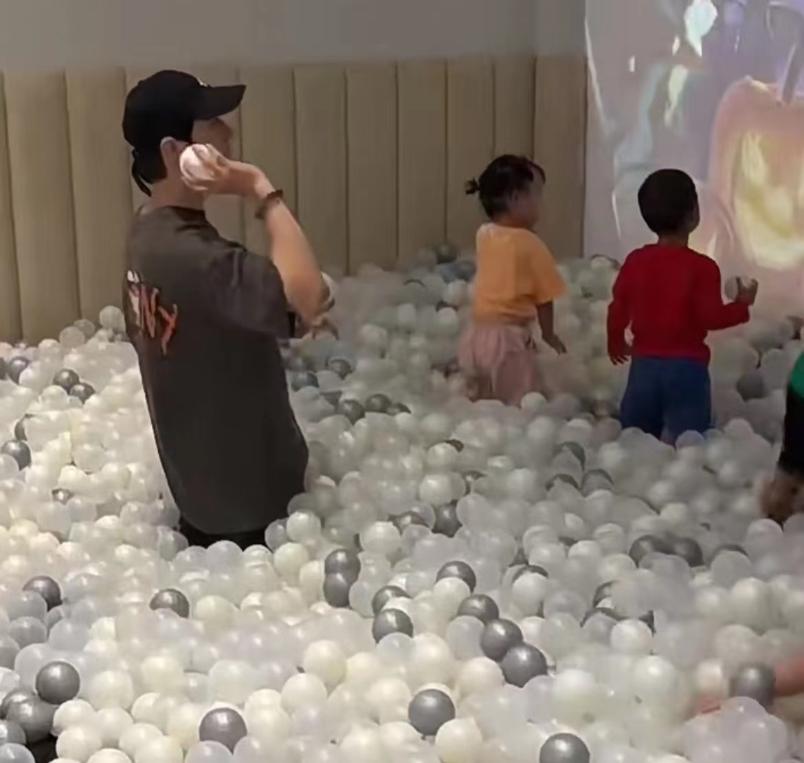 黄晓明|黄晓明带娃现身亲子餐厅,5岁小海绵打扮时尚,侧脸曝光酷似爸爸