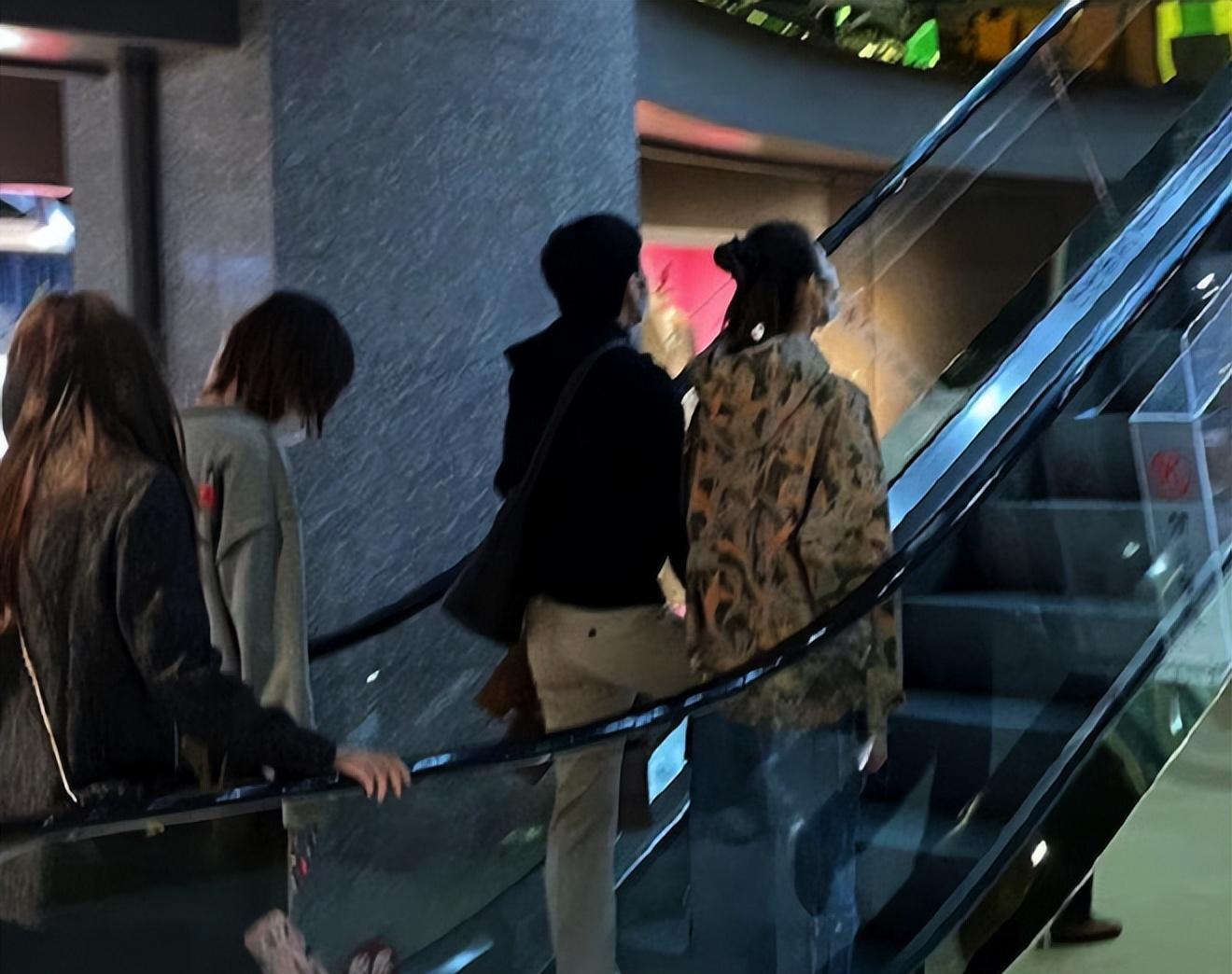 刘雯|网友偶遇井柏然刘雯约会，高质量情侣穿搭时髦，牵手逛街氛围超甜