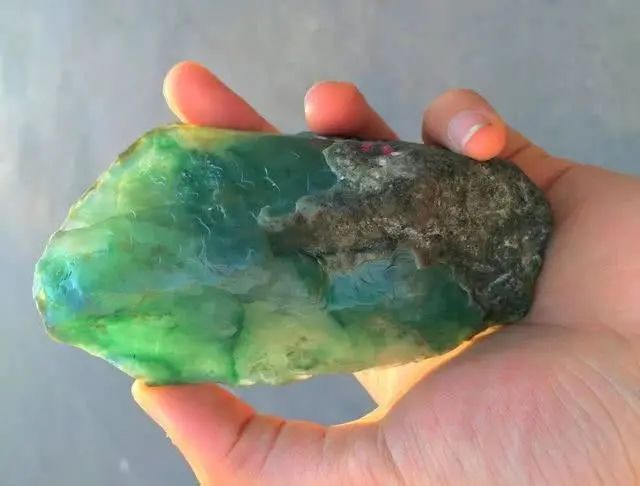 金刚菩提|老缅看走眼的一块原石，被新手花1万入手，剥皮之后商家眼都瞪直了！