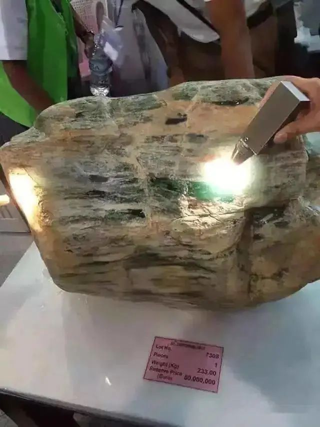 银元|一刀穷,一刀富,一刀披麻布,赌石到底有多疯狂,两个例子告诉你