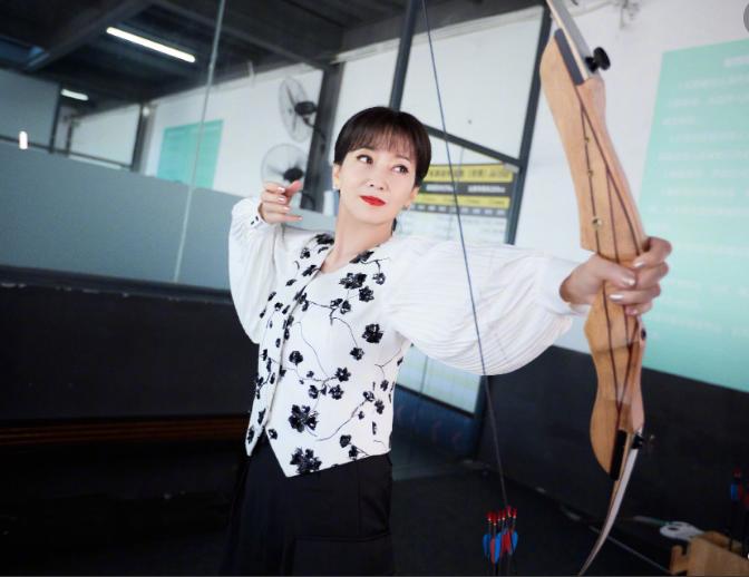 赵雅芝|69岁赵雅芝做核酸，穿2000块上衣像模特走秀！助理和保镖拎包打伞