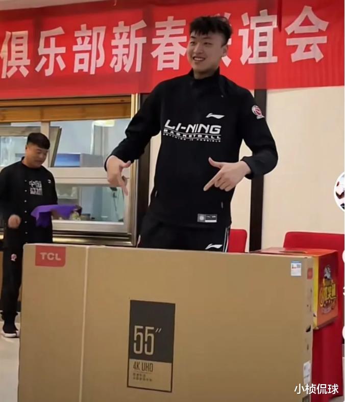 新疆男篮|山东小将异国恋求婚成功，上海又一老将或失业，新疆两将中大奖