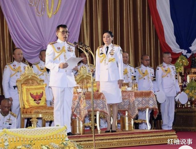 初恋脸|20岁提拉蓬罕见穿裙子，学生时代笑容腼腆，“初恋脸”迷住泰王