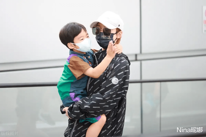 谢楠罕见带儿子走机场,穿短裤秀好身材,4岁儿子眼神高冷似吴京