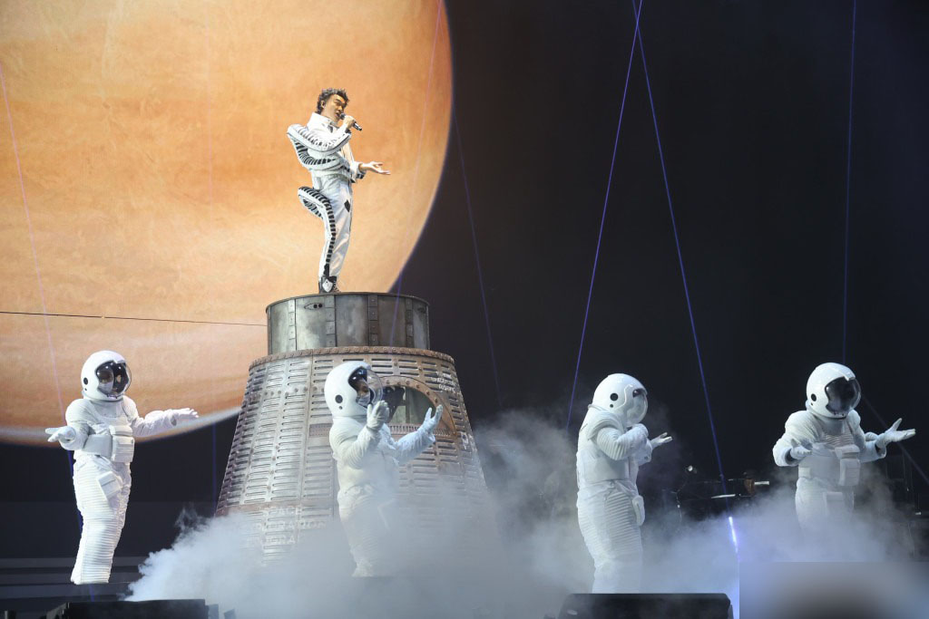 陈奕迅|陈奕迅红馆开唱，徐濠萦大病初愈获18岁女儿陪同，舒淇冯德伦现身