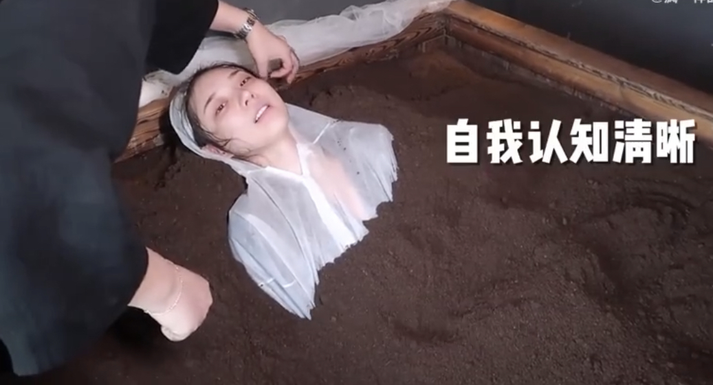 |王蓓早期的视频被扒，表情浮夸反差也大，粉丝们的评价出奇的一致