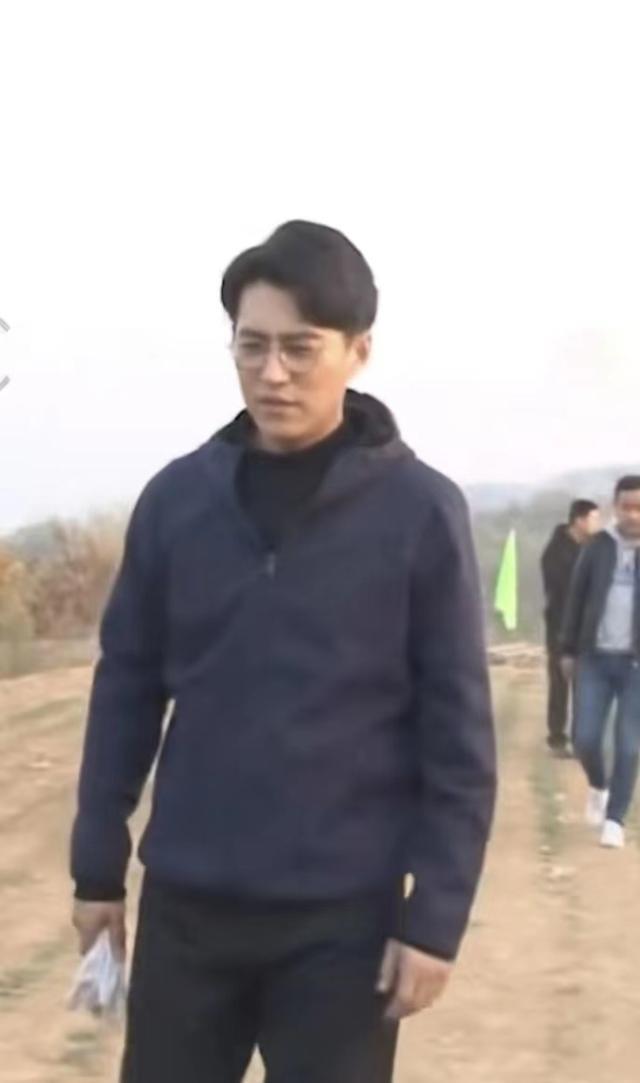 靳东|靳东老家聚会照曝光！甜蜜揽外甥女满脸慈祥，亲妹跟他共用一张脸