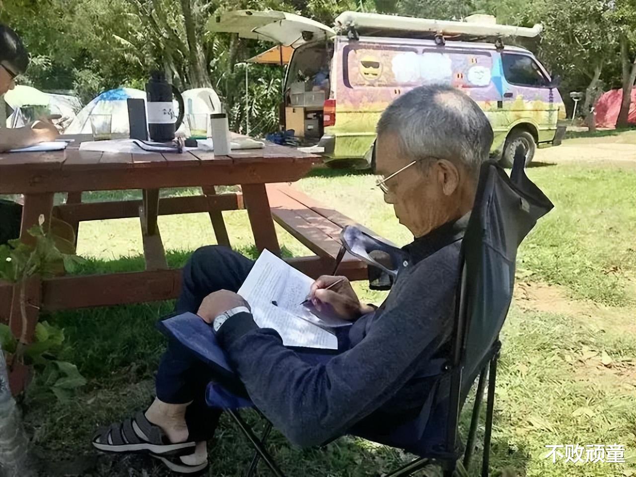 2015年,北大学霸将癌晚期父亲骗出国,88天后归来,结局催人泪下