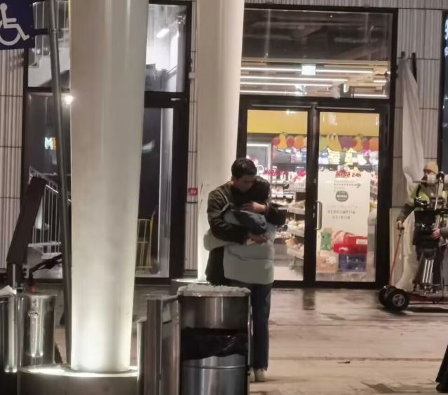 吴磊|吴磊芬兰拍戏被偶遇,与赵今麦雪地里拥抱,男帅女美CP感十足
