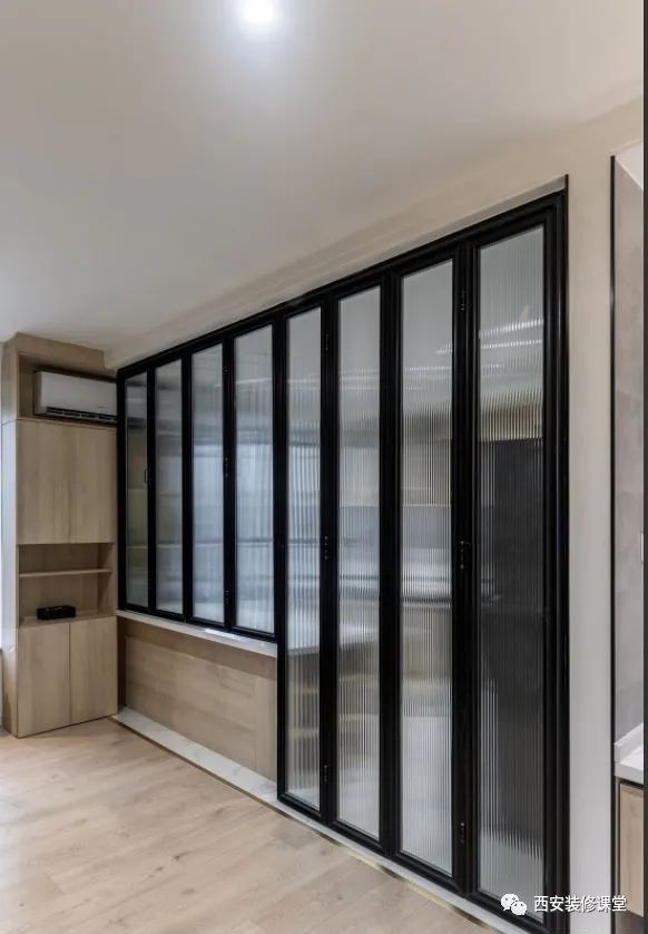 开放厨房怕油烟,这样做比开放还美,而且没有油烟