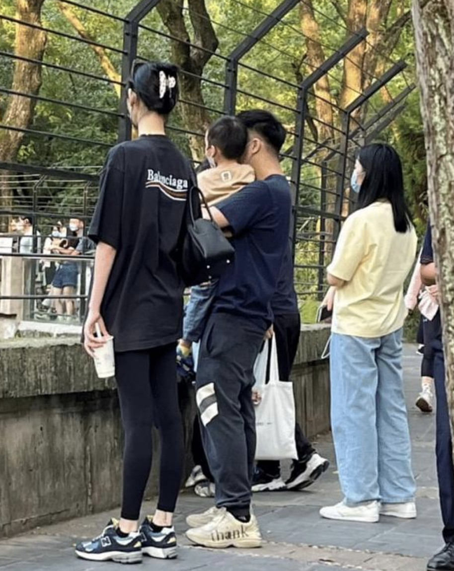 奚梦瑶|奚梦瑶晒母女二次元合照！单手抱娃臂力足，网友：吸取张嘉倪教训