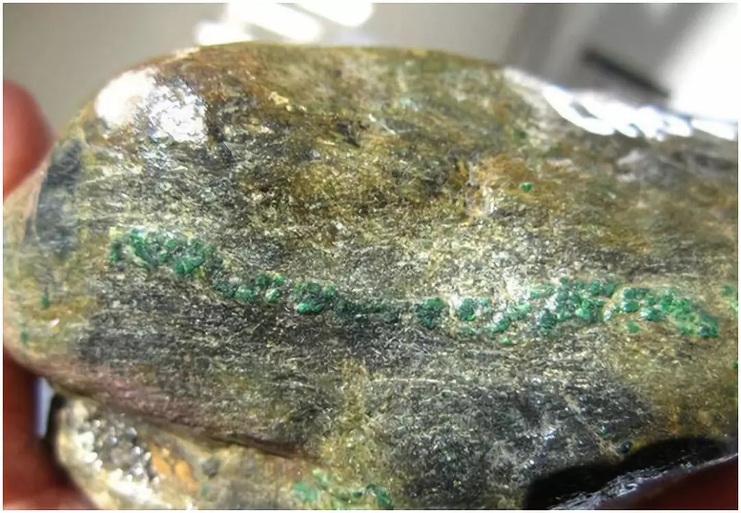 翡翠|【老帅翡翠】：说到翡翠原石赌色，就不得不知松花！