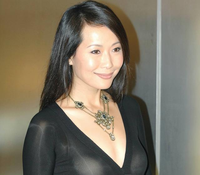 杨思琦|59岁叶童近照曝光！满头灰白发全素颜出镜，学弹电吉他心态年轻