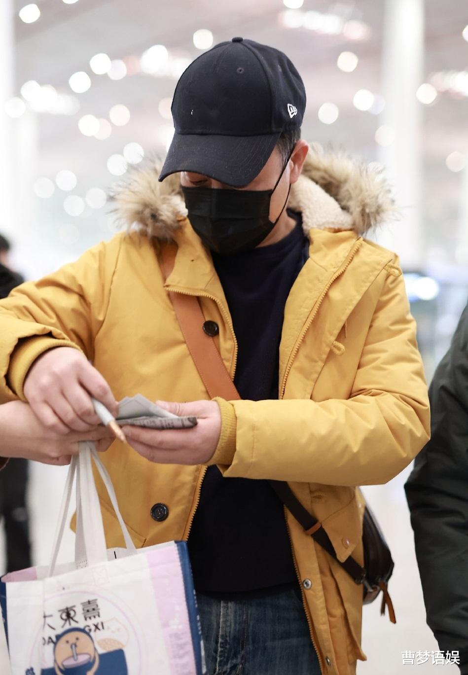 张颂文|张颂文遭大量粉丝接机，眼神流露惊恐诧异，回网友：不知如何处理