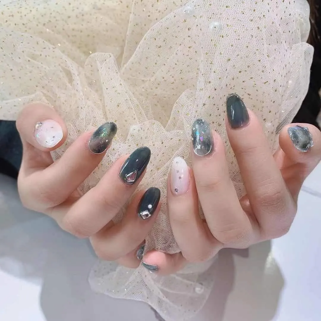 李冰冰 适合黄黑肤色姐妹的显白新年款美甲~