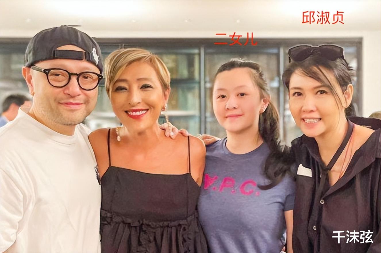 鞠婧祎|邱淑贞女儿参加富豪晚宴！穿抹胸拖地长裙，与富三代搭肩合影