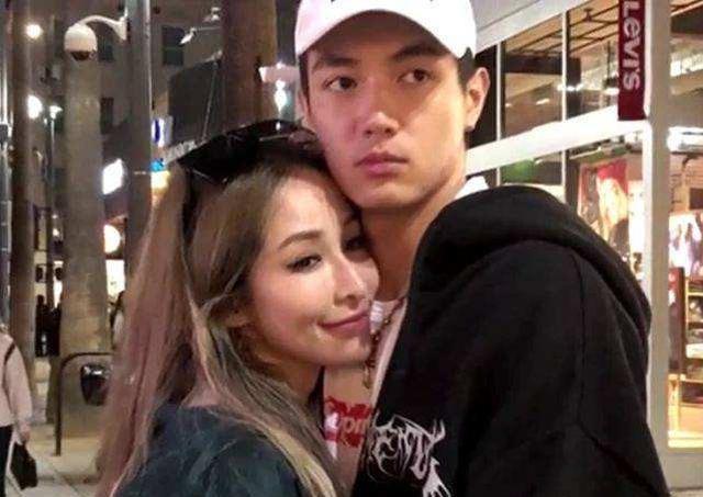 萧亚轩|萧亚轩素颜直播，受伤右脸还未完全恢复，坦言用一年多接受现实